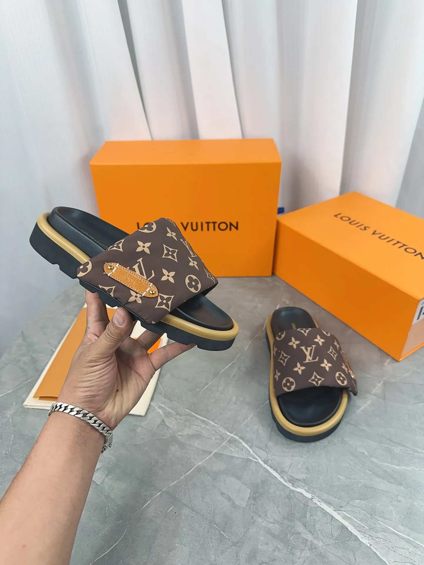 👟👟Ex-factory price 360👟👟 Women's Shoes Women's Clothing LV Donkey Brand L Home 2023 Hot Style Embossed Logo Embossed Sandals This Pool Pillow Comfort flat sandals are made of technical fabrics and use high-frequency embossing technology to reinterpret the Monogram pattern. Soft padded upper with adjustable Velcro, comfortable and tough insole adds harmonious color ▪️Fabric: Original customized technical fabric ▪️Lining: soft sheepskin lining ▪️Sole: Original open-molded rubber foam outsole Color: sky blue. Yellow. Black ▪️Size: 35-45
